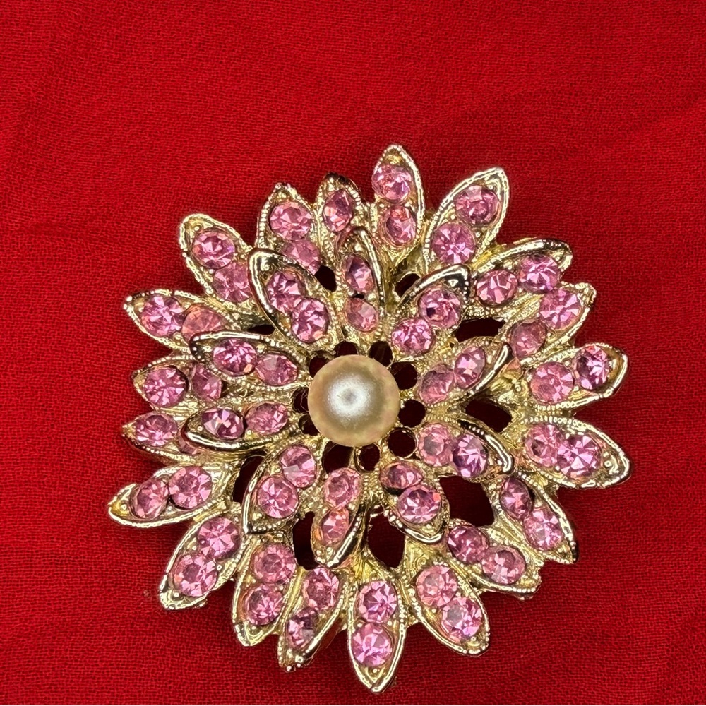 Vintage 1970s gold tone Floral Brooch with pink rhinestones